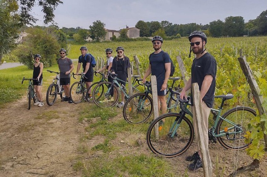 Un groupe de personnes à vélo dans un vignoble. 4