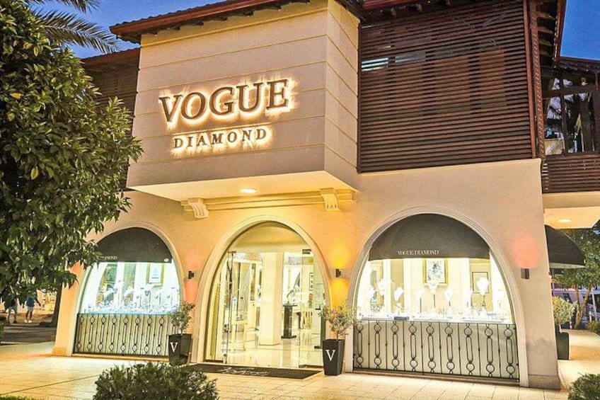 Een gebouw met een bord waarop 'Vogue Diamond' staat. 1