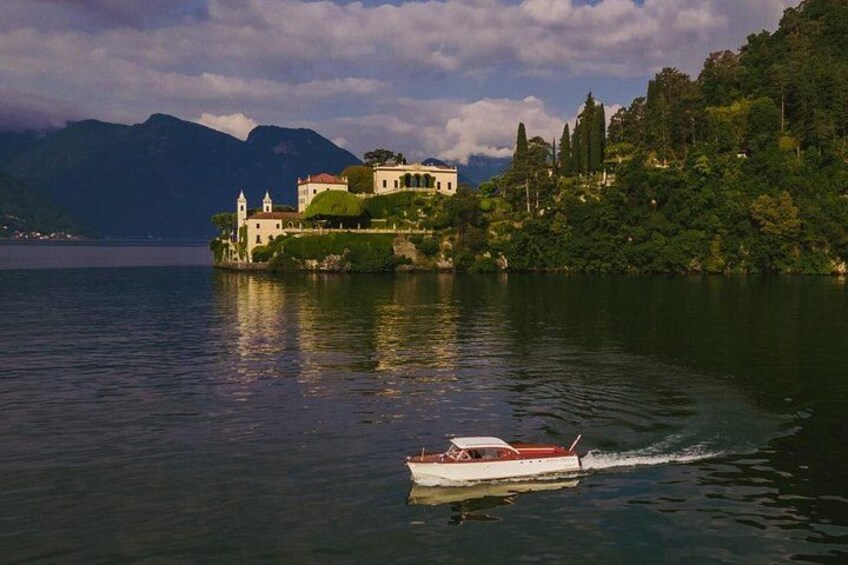 Un bateau sur un lac paisible, avec un château perché sur une colline en arrière-plan. 2