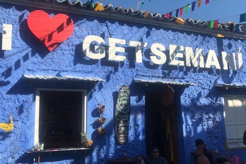 Ein blaues Gebäude mit einem herzförmigen Schild und dem Text 'I ♥ GETSEMAMI'. 4