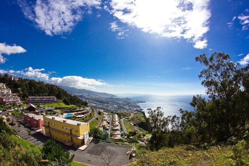 Eine Küstenstadt mit Gebäuden, einer Straße und Blick auf das Meer und die Berge. 4