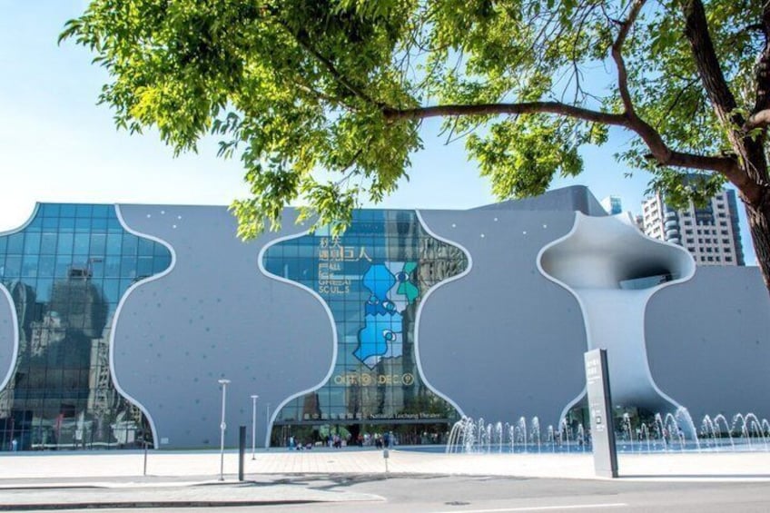 Un edificio moderno con una fachada ondulada y una gran escultura azul. 2
