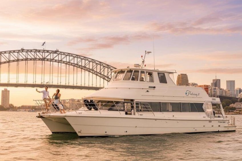 Una embarcación blanca con la leyenda 'Sydney Harbour', amarrada cerca del Puente de Sydney. 4
