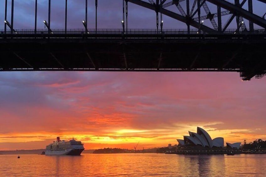 Un crucero, la Ópera de Sídney y un puente al atardecer. 5