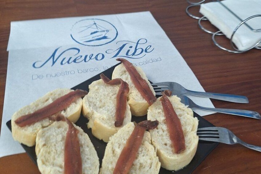 Tour of the Santoña marinera and its fishing port with tasting 4