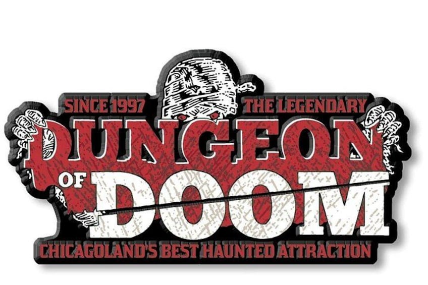 Un logotipo con el texto 'DUNGEON OF DOOM' y 'EL MEJOR ATRACTIVO EMBRUJADO DE CHICAGO'. 2