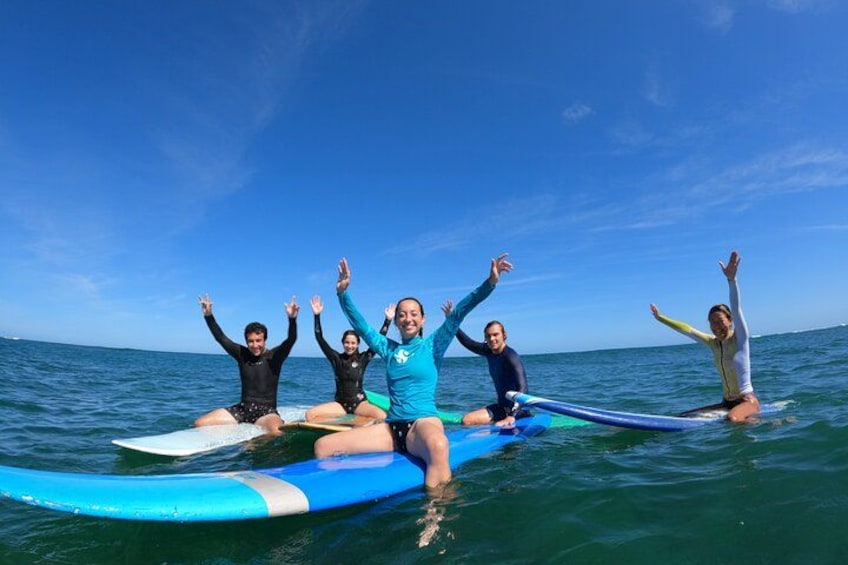 Cinco personas surfeando en el océano. 1