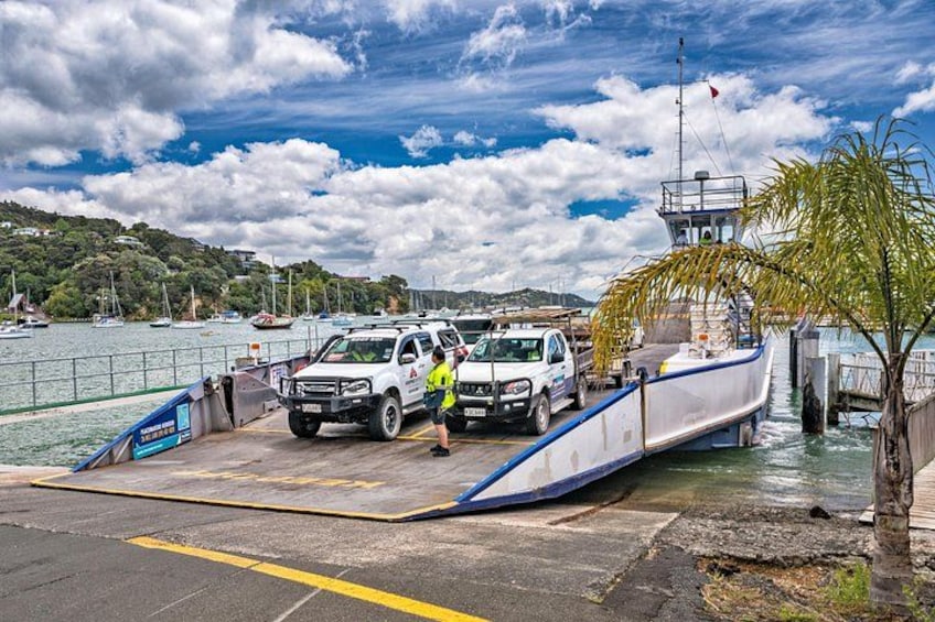 Un bateau était amarré à un quai, avec un camion et une personne se tenant à proximité. 3