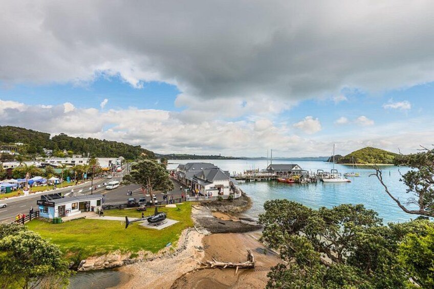 Une ville côtière dotée d’un port de plaisance, de maisons et d’une route menant à la mer. 2