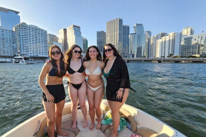 Un grupo de personas en un barco con un horizonte urbano al fondo. 5