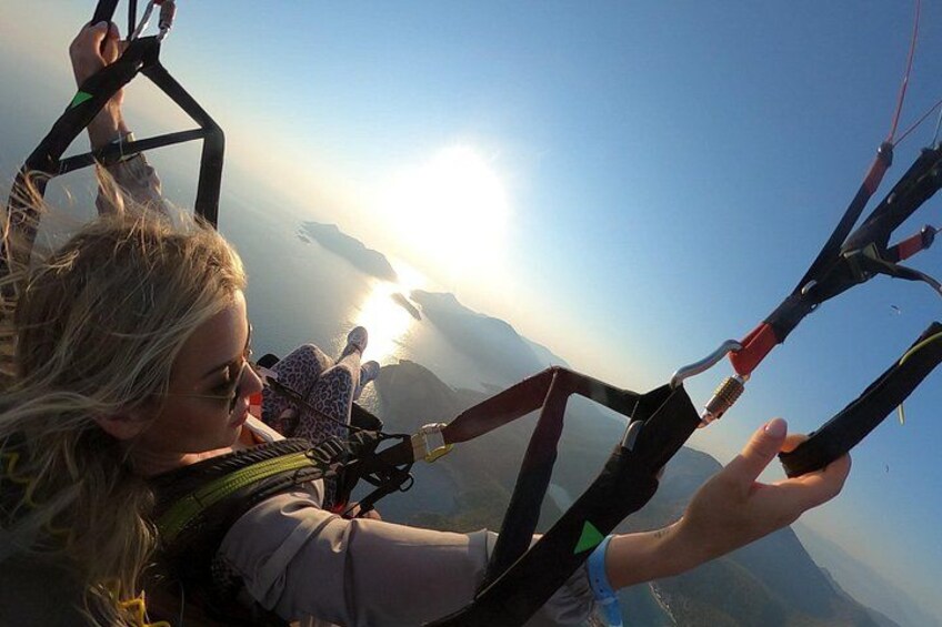 Una persona vola deltaplano con montagne sullo sfondo. 2