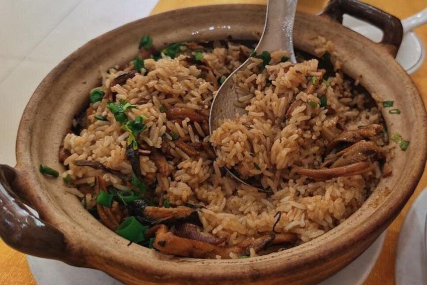 A clay pot filled with rice, meat, and herbs. 2