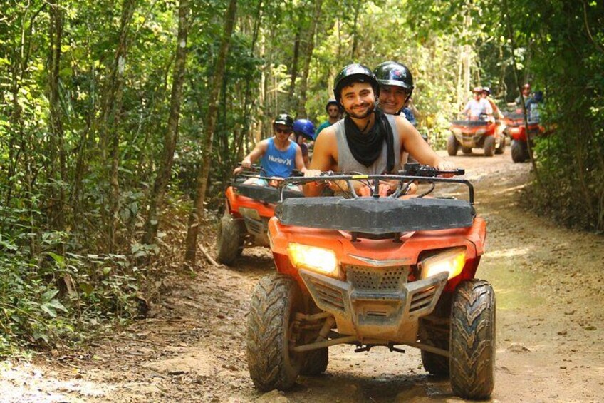 Menschen fahren mit Quads auf einem Waldweg. 5