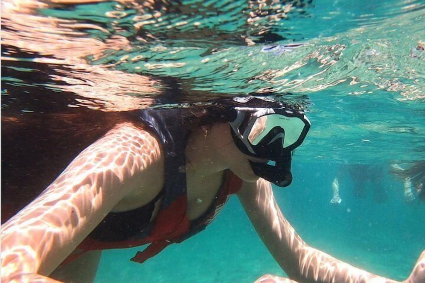 En person som snorklar under vattnet. 5