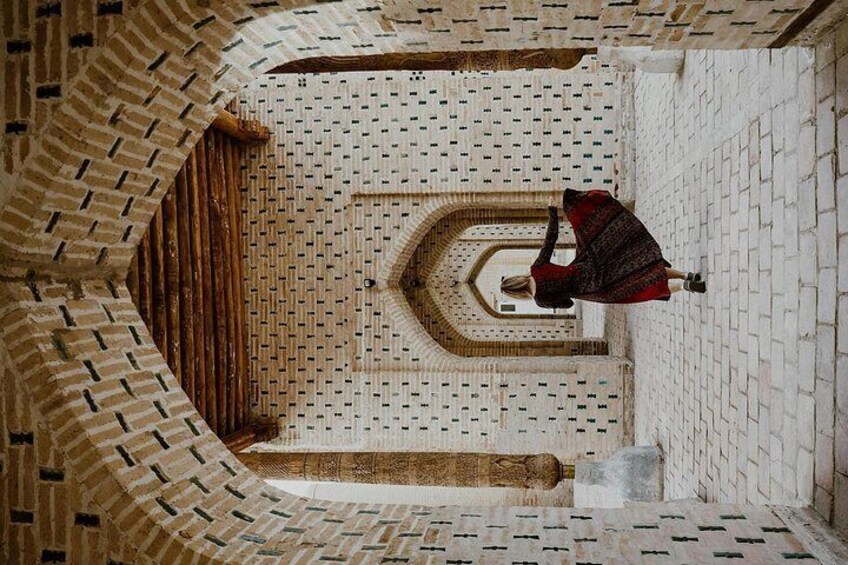 Una escalera de caracol en un edificio con paredes de ladrillo decorativo. 4