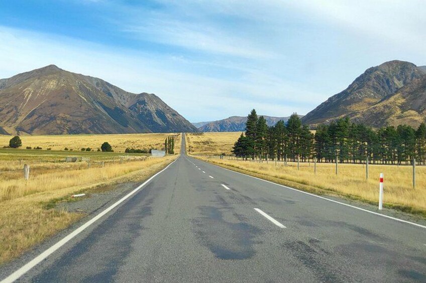 Une route à deux voies avec des montagnes en arrière-plan. 3