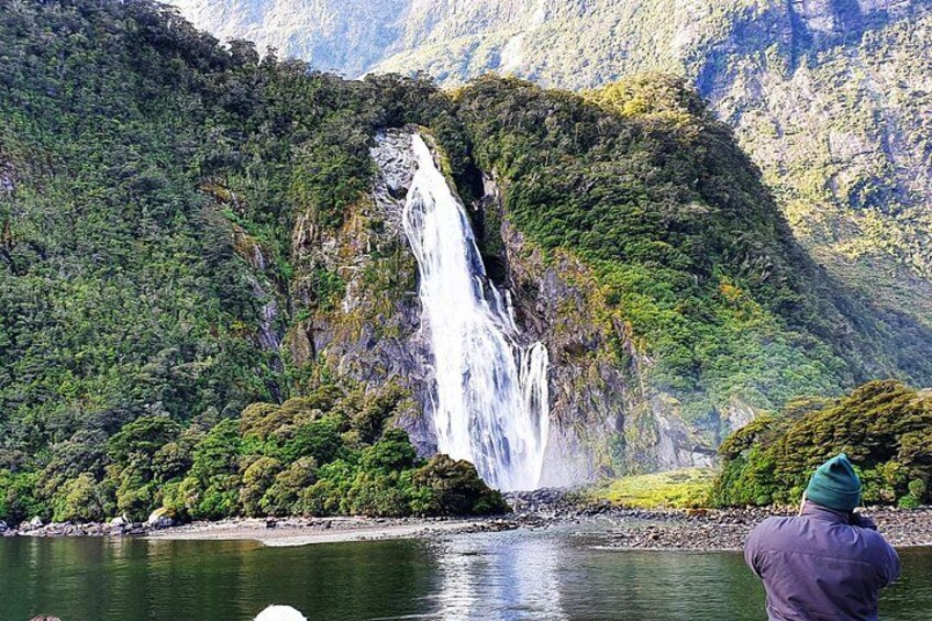 Une cascade se déversant le long d’une falaise, entourée d’une végétation luxuriante. 4