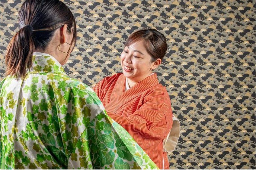 Enhance your sumo experience by watching the matches in an authentic Japanese kimono. 4
