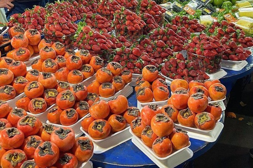 Un tavolo con diversi tipi di frutta e verdura, tra cui pomodori e fragole. 5