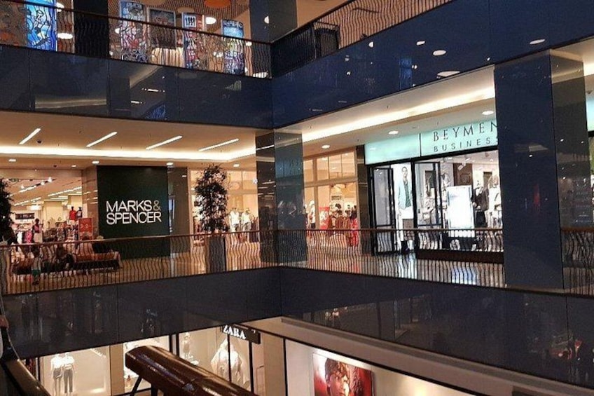 Un centro commerciale su più livelli con negozi come Marks & Spencer e Beymen Business. 2