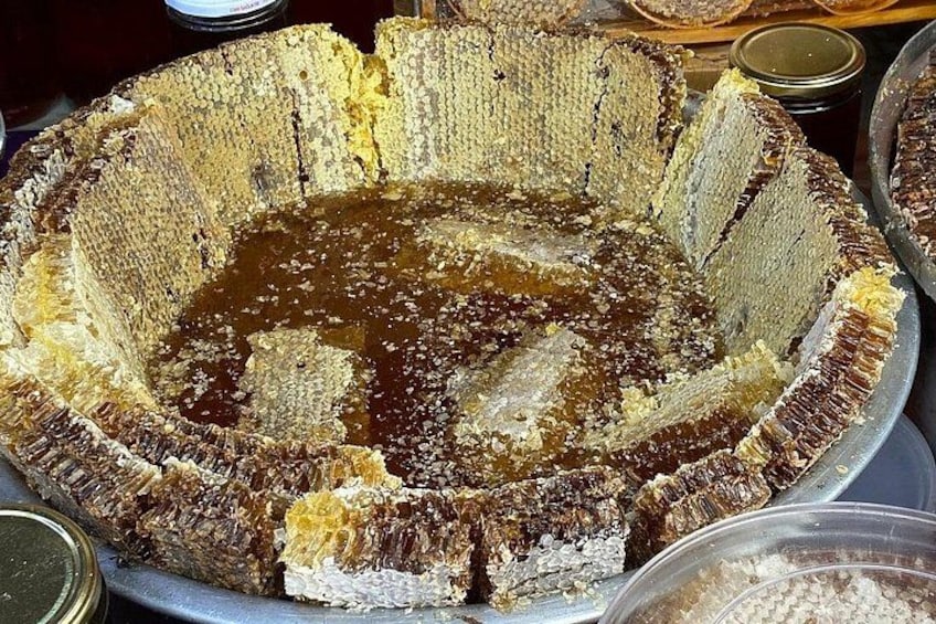 Una torta grande, rotonda e a più strati, con una crosta dorata e un ripieno scuro. 4