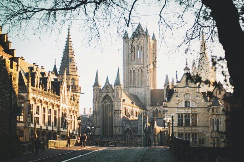 Une place historique, au cœur de la ville, bordée d’édifices à l’architecture gothique, dont une église remarquable avec un clocher imposant. 1