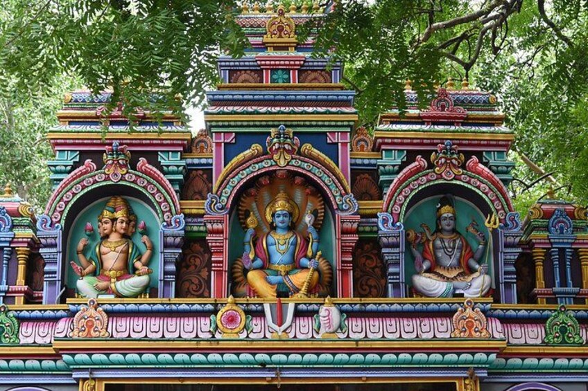 Un templo colorido con tallas intrincadas y estatuas de deidades. 5