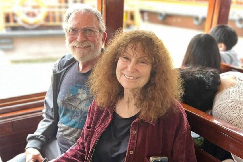 Dos personas sentadas en un restaurante con vista a un edificio. 5