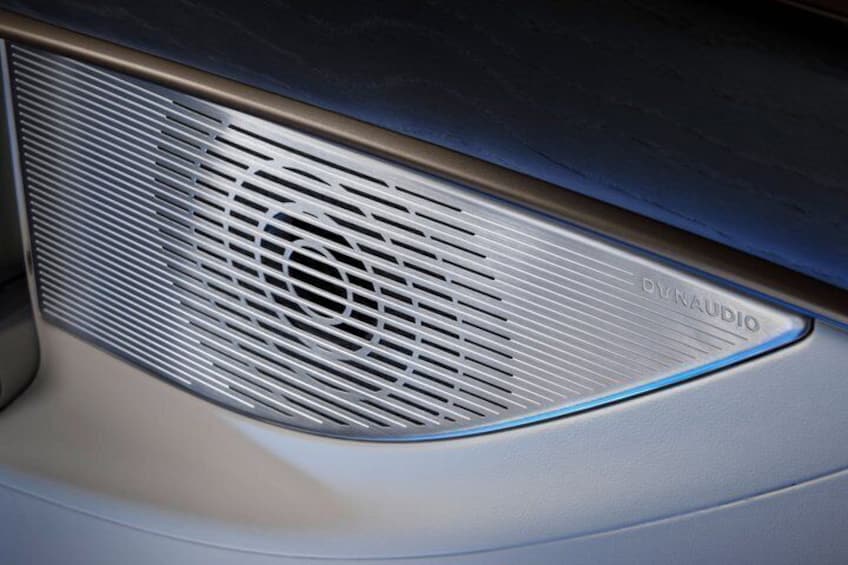 Interior de un coche con una rejilla de altavoz y el nombre de la marca 'PyrAUDIO' a la vista. 5