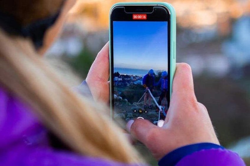 En person holder en smartphone, hvor en timer er sat til 00:00:16. 4