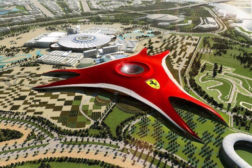 Ett futuristiskt, rött flygande fordon med en Ferrari-logotyp, som flyger över en stad med grönområden och en stor, cirkelformad byggnad. 2