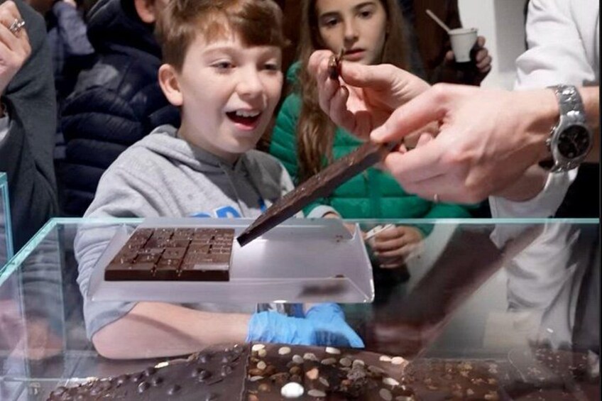 En person skærer en chokoladibar. 2