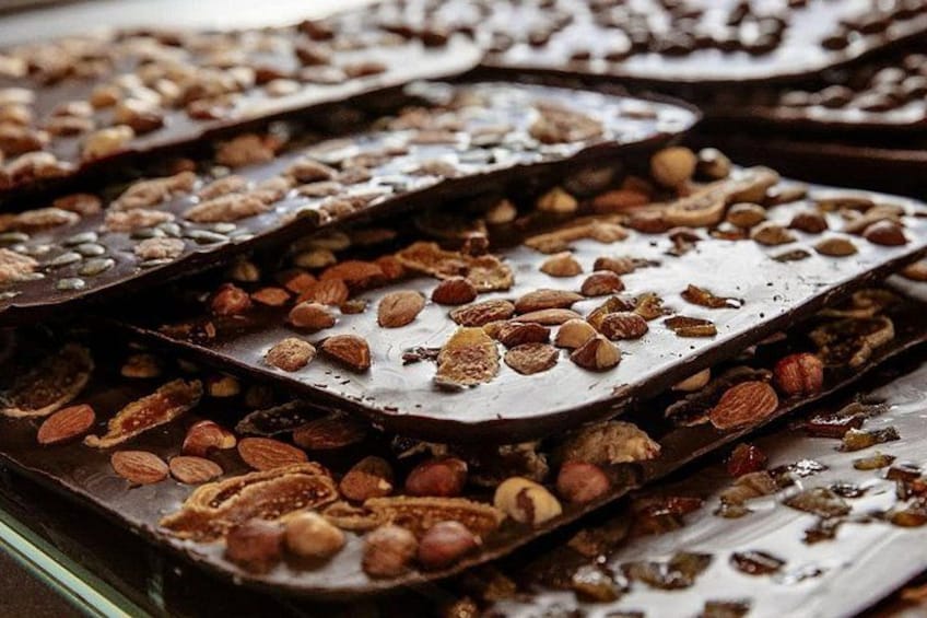 Chokoladeskåle med nødder og tørret frugt. 1