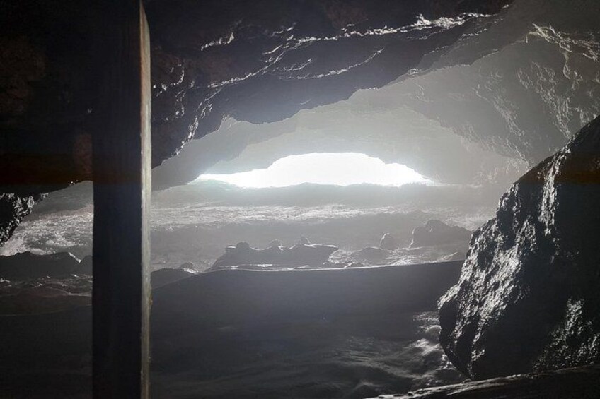 Una cueva con vistas a un paisaje nevado y montañas a lo lejos. 2