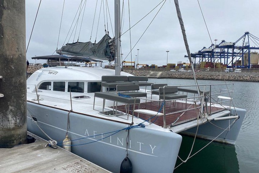 En vit lyxyacht låg förtöjd vid en småbåtshamn, och på sidan stod namnet ”AFINITY”. 1