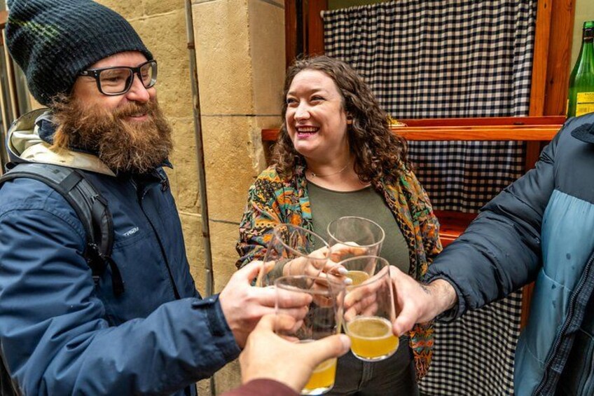 Trois personnes trinquent avec des verres de bière. 2