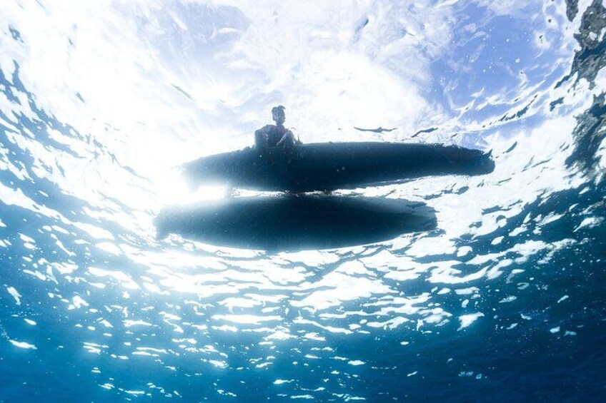 Una persona surfeando una ola en el océano. 4