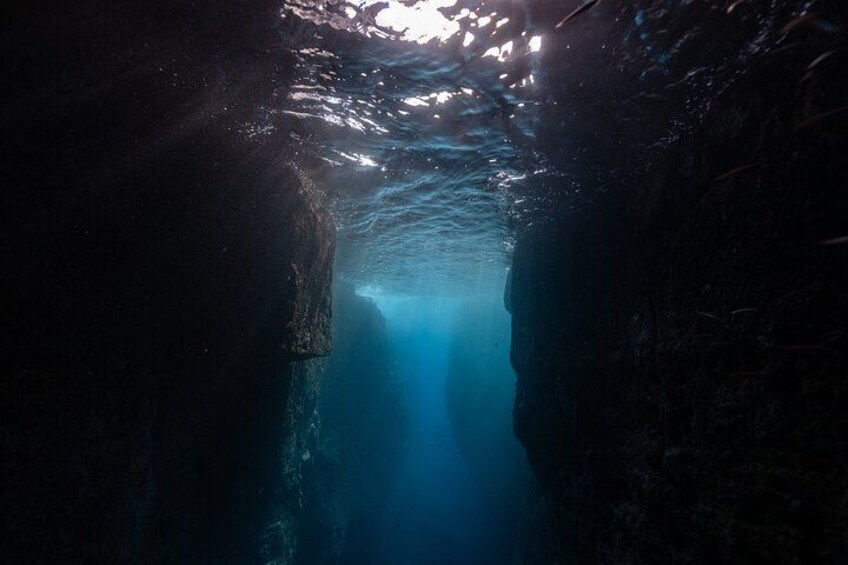 Una cueva submarina con un estrecho pasaje y agua fluyendo. 5