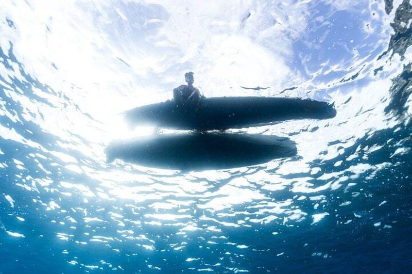 Une personne qui fait de la planche à voile sur une vague dans l’océan. 5