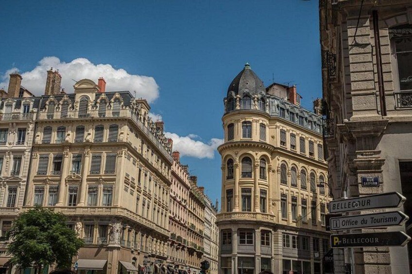 Historisk europeisk arkitektur med utsmyckade fasader och en klarblå himmel. 2