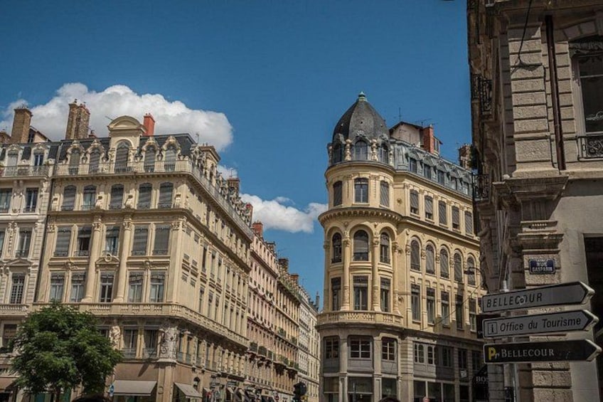 Architecture européenne historique, avec des façades richement décorées et un ciel d’un bleu éclatant. 2