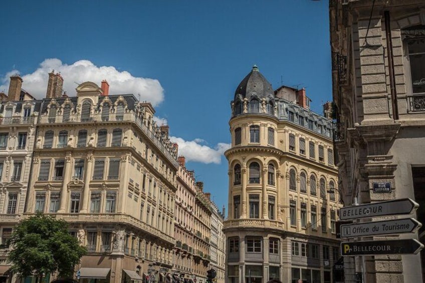 Un edificio histórico con arquitectura ornamentada y un cartel que dice 'Bellecour Office du Tourisme'. 3
