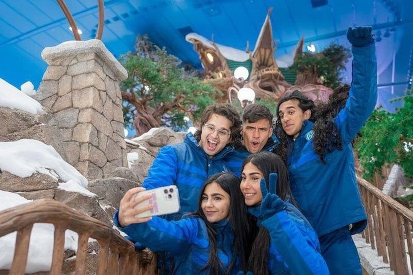 Un gruppo di persone si scatta un selfie in un ambiente interno con una struttura in pietra ed elementi in legno. 2