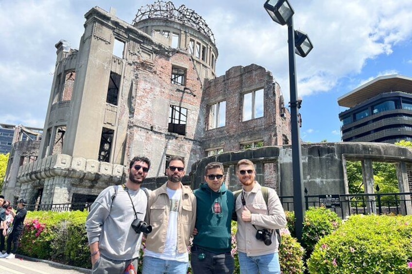 Un grupo de personas frente a un edificio antiguo y deteriorado con una estructura en forma de cúpula. 4