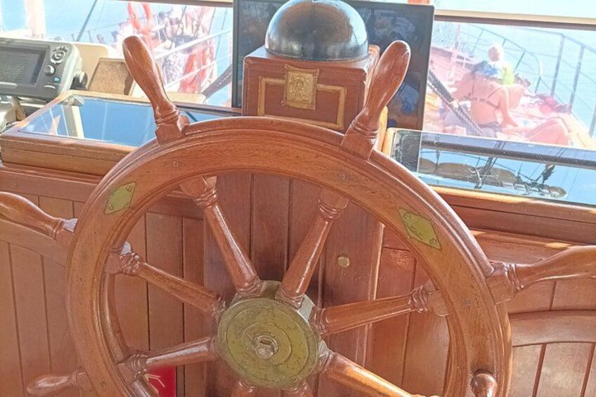 Un gouvernail de bateau en bois, avec un centre en laiton, une rose des vents en laiton et une boussole en laiton. 1