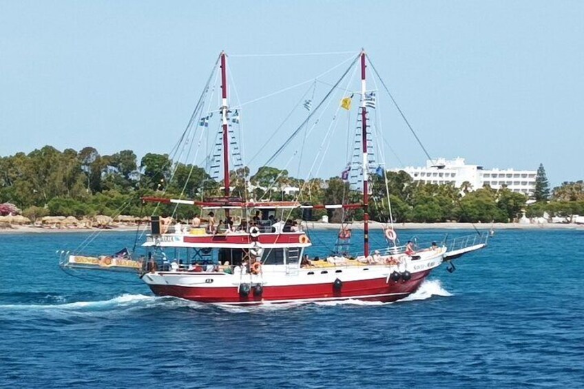 Un voilier rouge et blanc, doté de plusieurs mâts, navigue sur l’eau. 5