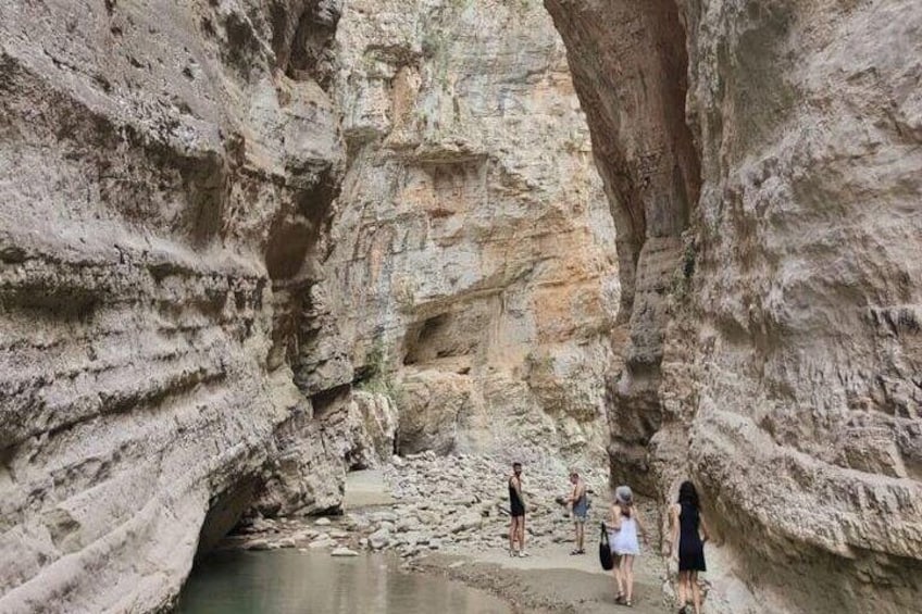 Un cañón con un estrecho paso de agua y paredes rocosas. 4