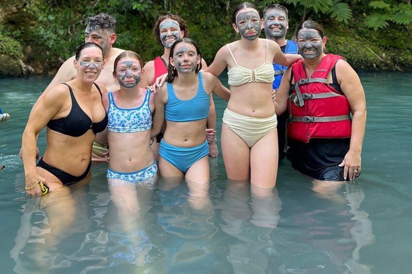 Un groupe de personnes se trouve dans un environnement aquatique naturel, et certaines d’entre elles portent des gilets de sauvetage. 2
