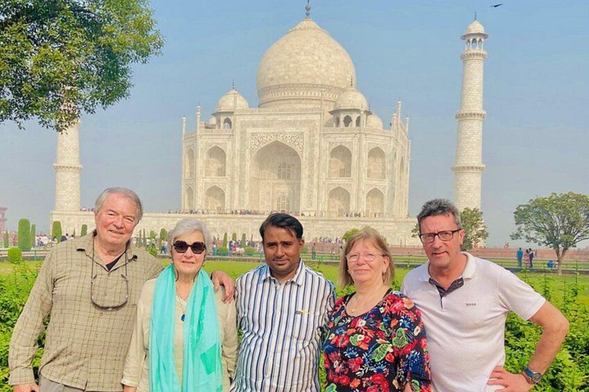 Un grupo de personas frente al Taj Mahal. 1