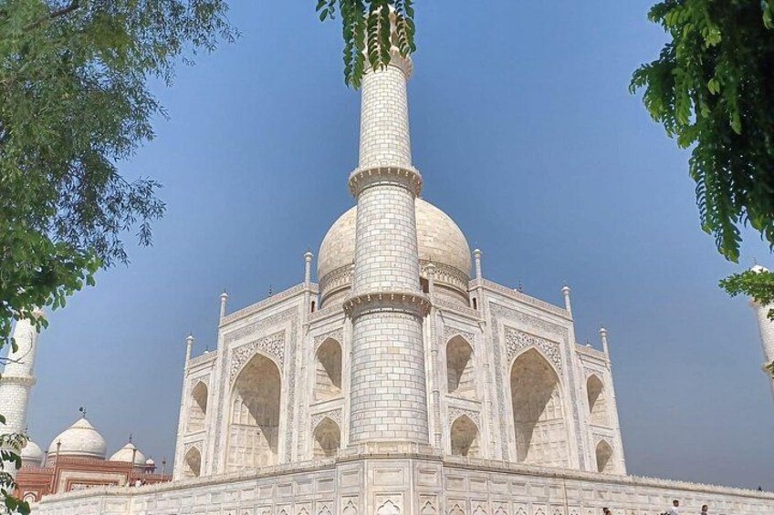 El Taj Mahal con sus cuatro minaretes y la cúpula central. 3